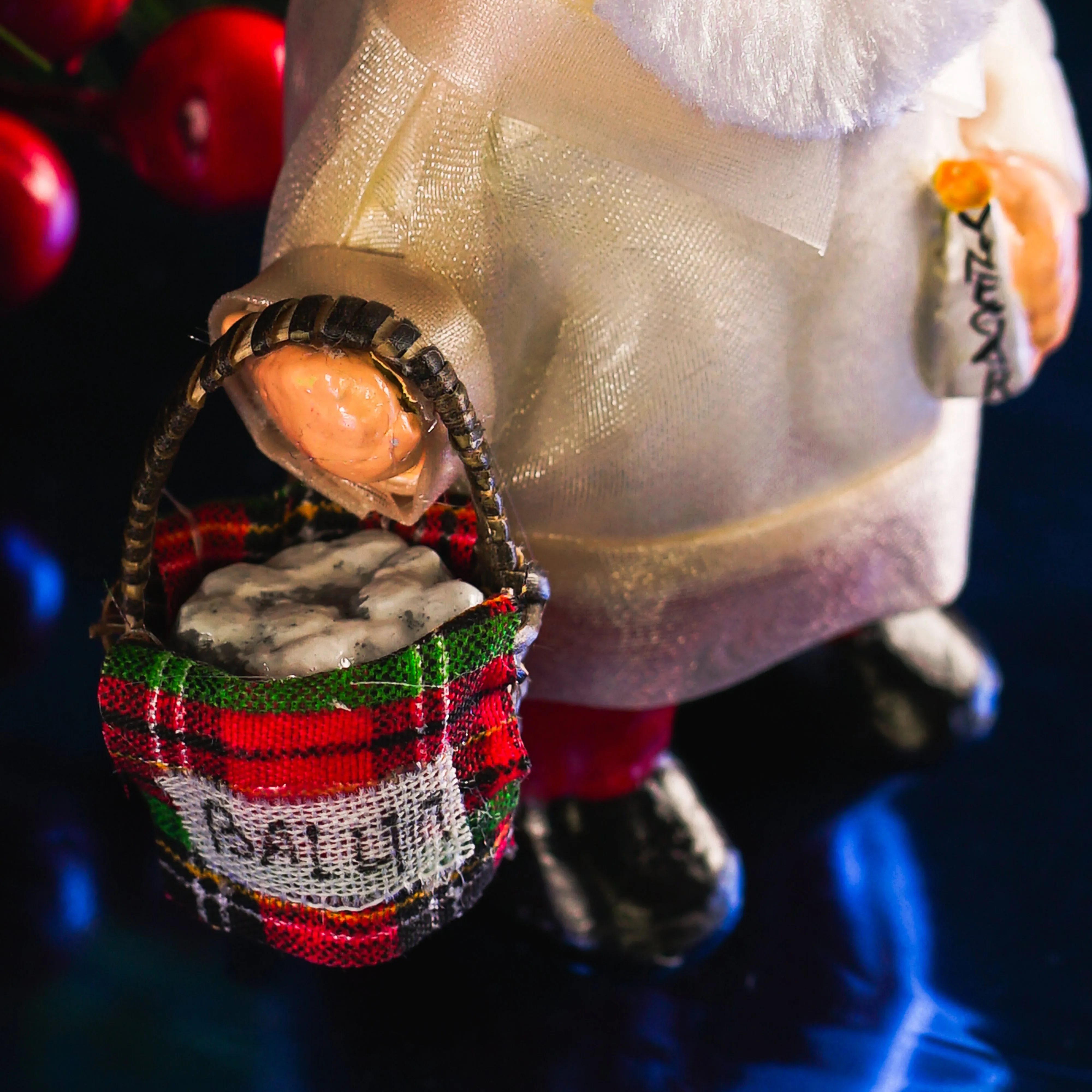 Mini Filipino Santa Claus - Magbabalot